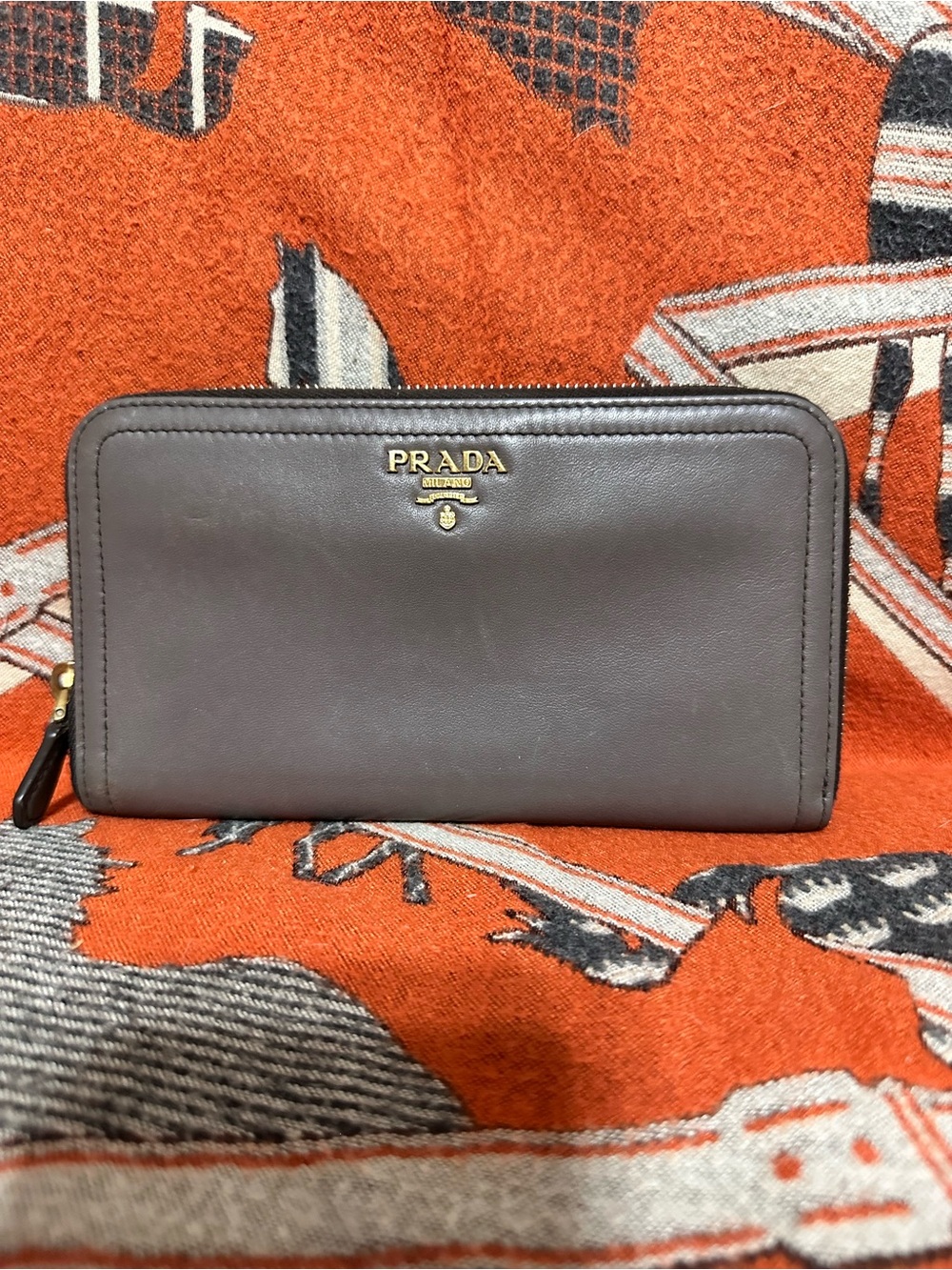 PRADA❤️🌟GRAY ZIPPY LEATHER WALLET ⭐️